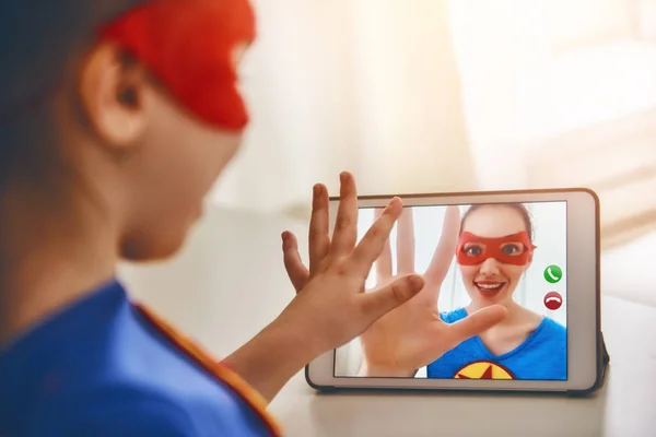 Ragazza e mamma in costume da supereroe — Foto Stock