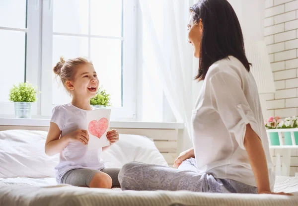 Hija felicita mamá — Foto de Stock