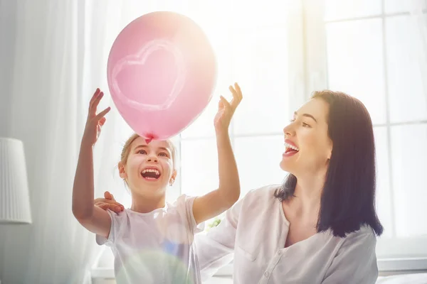 Mamá y su hija están jugando — Foto de Stock