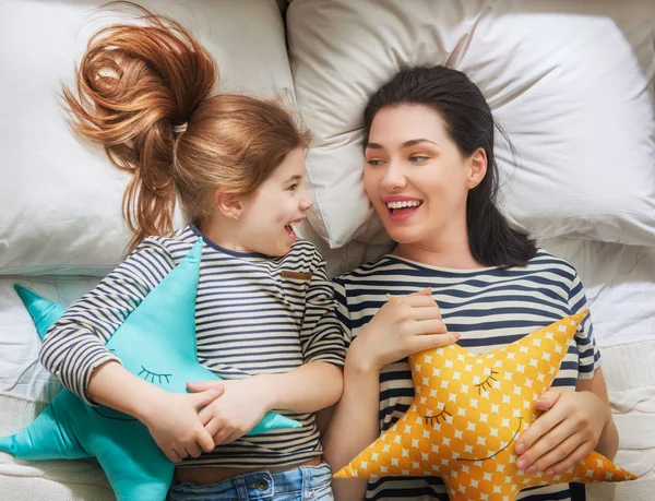 Mamá y su hija están jugando —  Fotos de Stock