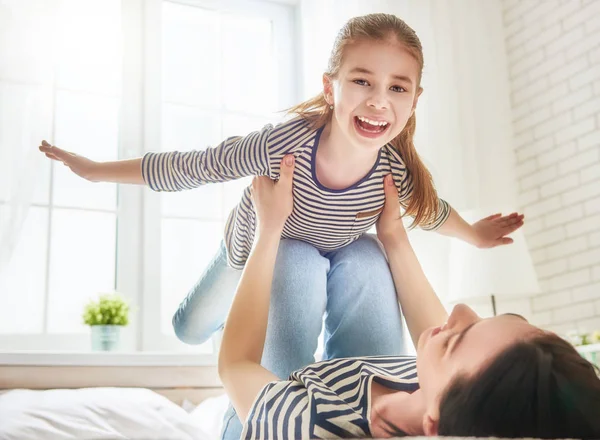 Mamá y su hija están jugando — Foto de Stock