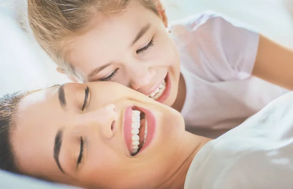 Maman et sa fille jouent — Photo