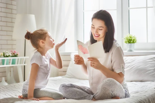 Daughter congratulates mom — Stock Photo, Image