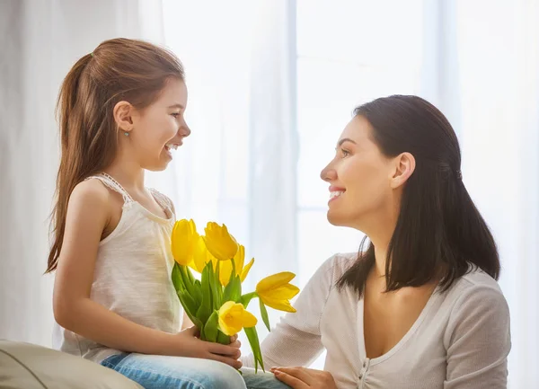 Daughter congratulates mom — Stock Photo, Image