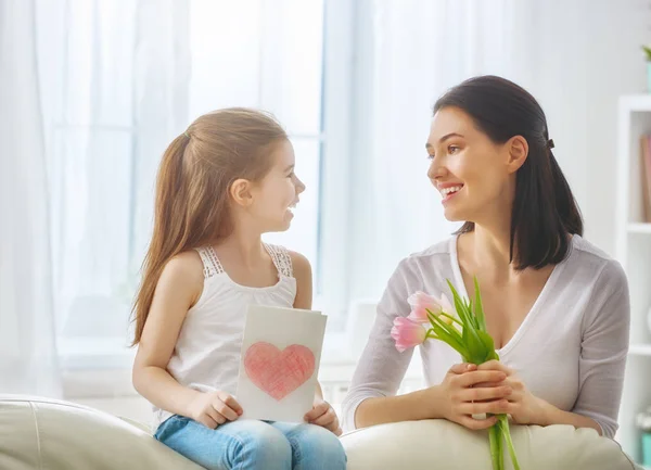 Tochter gratuliert Mama — Stockfoto