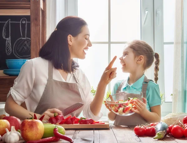 Glückliche Familie in der Küche. — Stockfoto