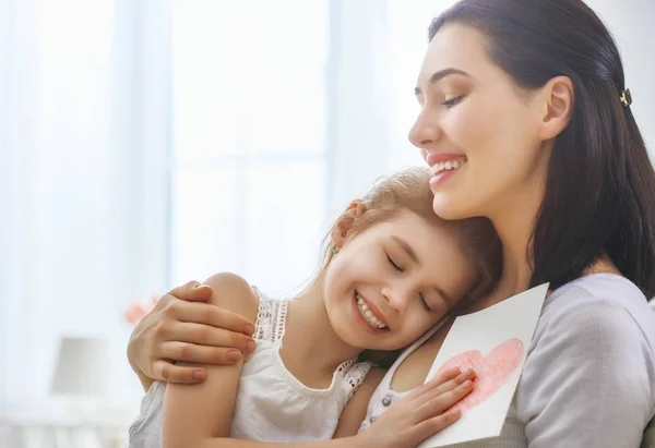 Tochter gratuliert Mama — Stockfoto