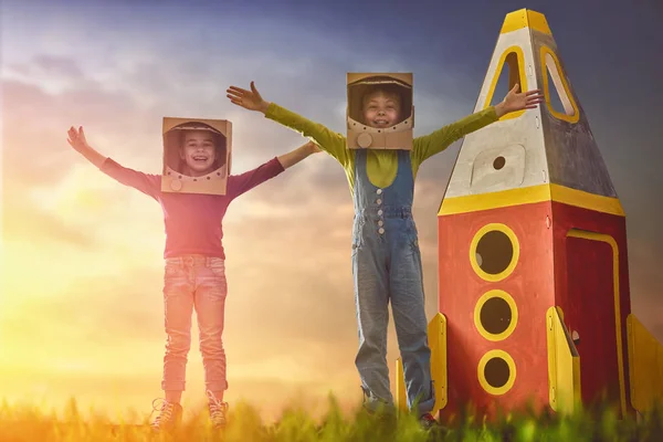 Barn i astronauter kostymer — Stockfoto