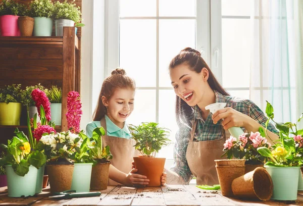 Glückliche Familie im Frühlingstag. — Stockfoto