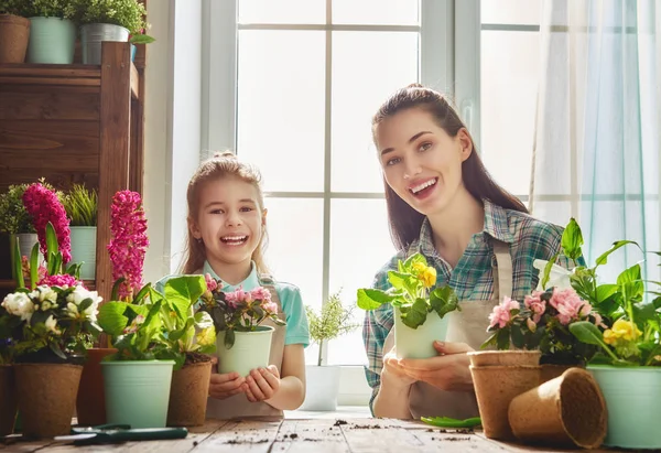 Glückliche Familie im Frühlingstag. — Stockfoto