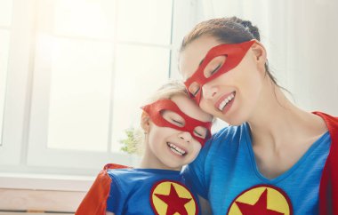 Kız ve annem süper kahraman kostümü