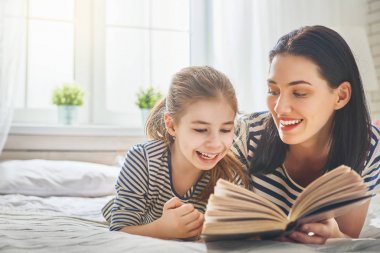 Annesi bir kitap okuma
