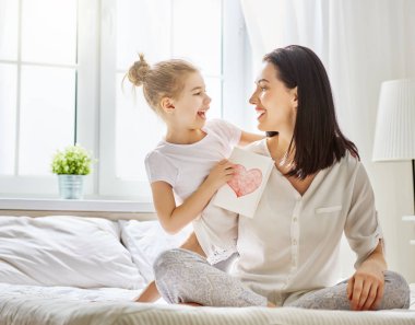 Anne kızı kutladı