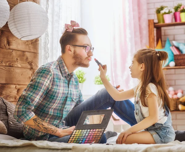 Pai e filha brincam — Fotografia de Stock