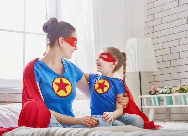 Ragazza e mamma in costume da supereroe — Foto Stock