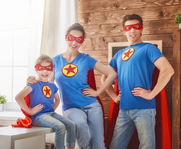 Menina, papai e mãe são super-heróis — Fotografia de Stock