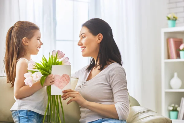 Figlia si congratula con mamma — Foto Stock