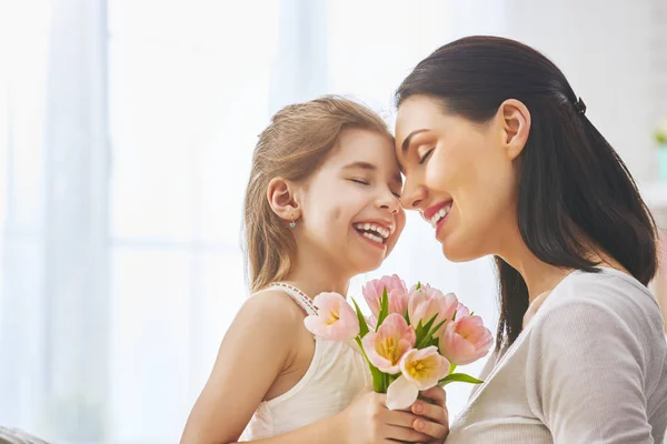 Hija felicita mamá — Foto de Stock