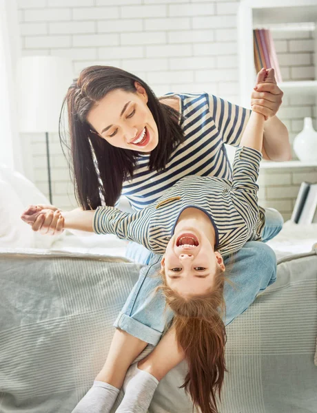 Anne ve kızının oynarken — Stok fotoğraf