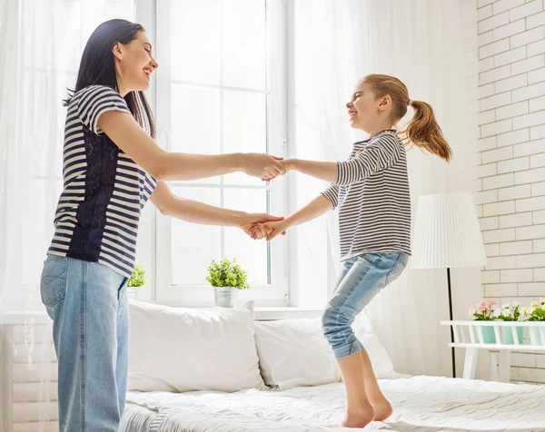 Mamma och hennes dotter spelar — Stockfoto