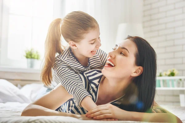 Mamá y su hija están jugando — Foto de Stock