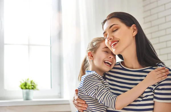 Mamá y su hija están jugando — Foto de Stock