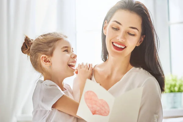 Tochter gratuliert Mama — Stockfoto