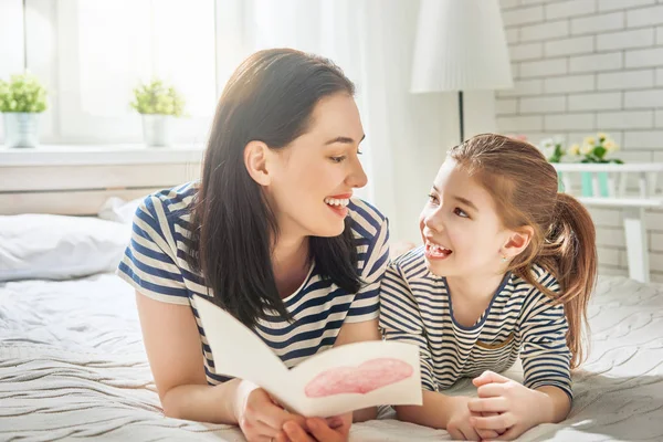 Córka gratuluje Mama — Zdjęcie stockowe