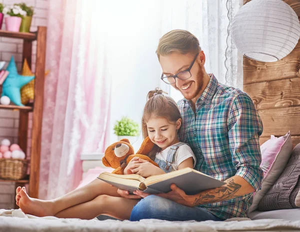 Papa lezen van een boek — Stockfoto