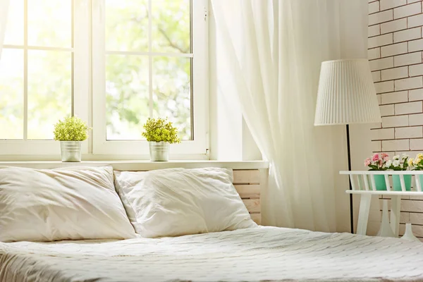 Slaapkamer in zachte lichte kleuren — Stockfoto