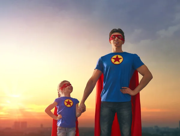 Dad and his daughter playing outdoors — Stock Photo, Image