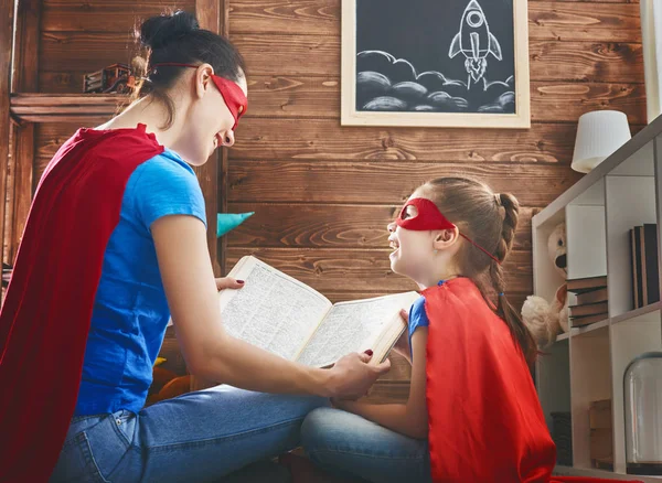 Κορίτσι και κοστούμι Superhero, μαμά — Φωτογραφία Αρχείου