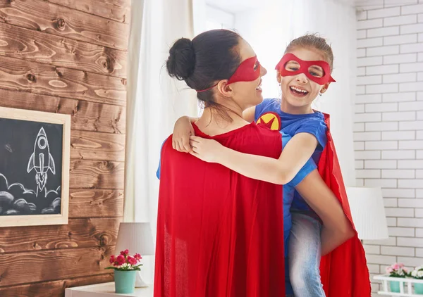 Ragazza e mamma in costume da supereroe — Foto Stock