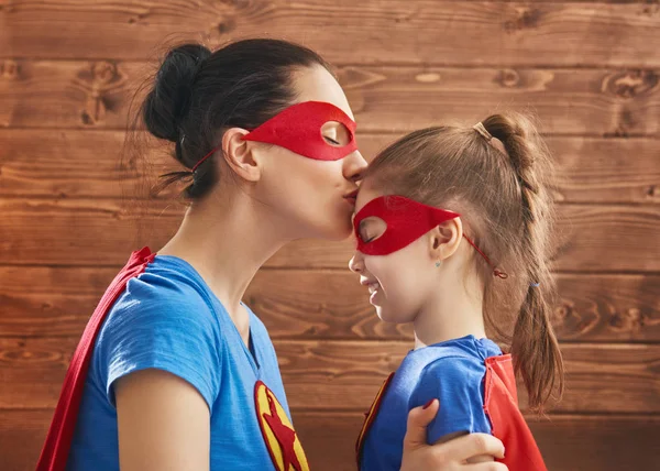 Tjej och mamma i superhjälte kostym — Stockfoto