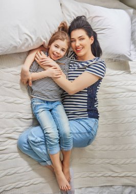 Anne ve kızının oynarken