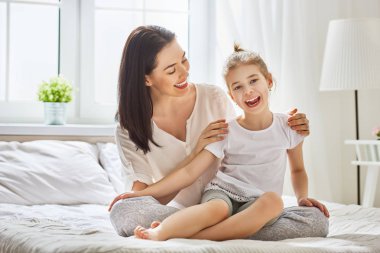 Anne ve kızının oynarken
