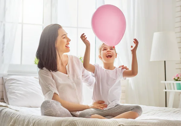 Mamá y su hija están jugando —  Fotos de Stock