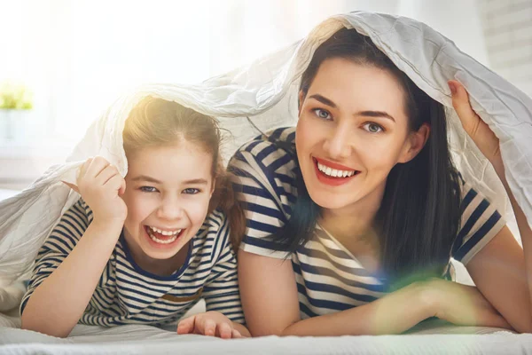 Mamãe e sua filha estão brincando — Fotografia de Stock