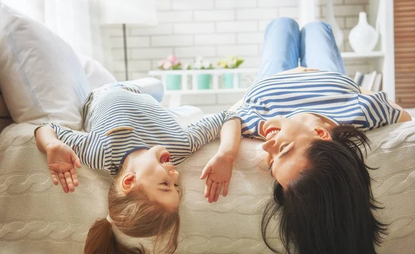 Mamma och hennes dotter spelar — Stockfoto