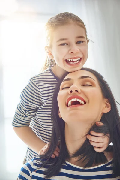 Mamá y su hija están jugando — Foto de Stock