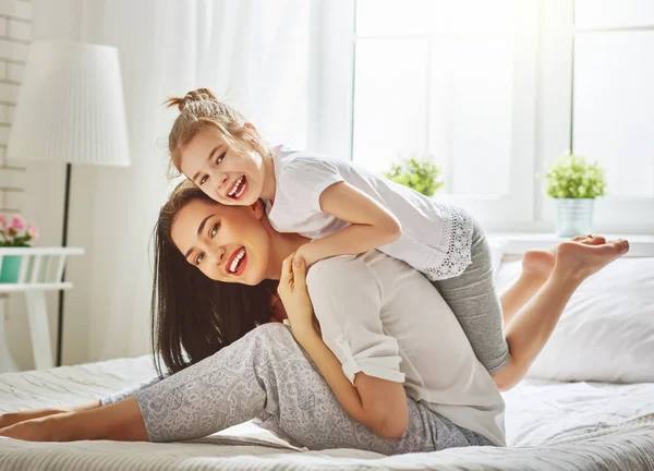 Moeder en haar dochter spelen — Stockfoto