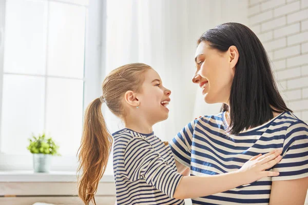 Mom and her daughter are playing — Stock Photo, Image