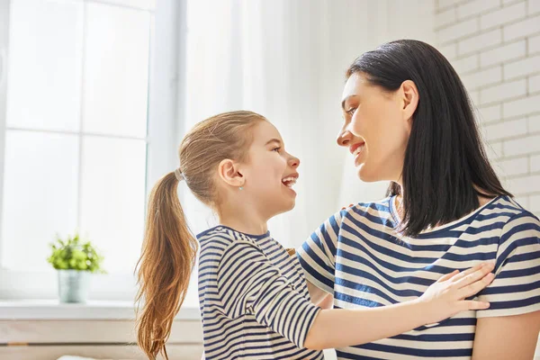 Maman et sa fille jouent — Photo