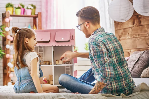 Vater und Tochter spielen — Stockfoto