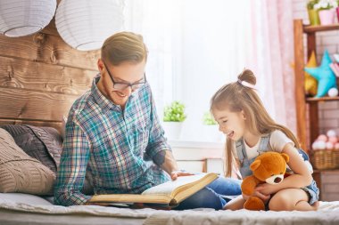 Baba bir kitap okuma