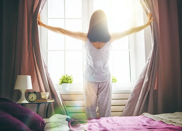 Vrouw genieten van zonnige ochtend — Stockfoto