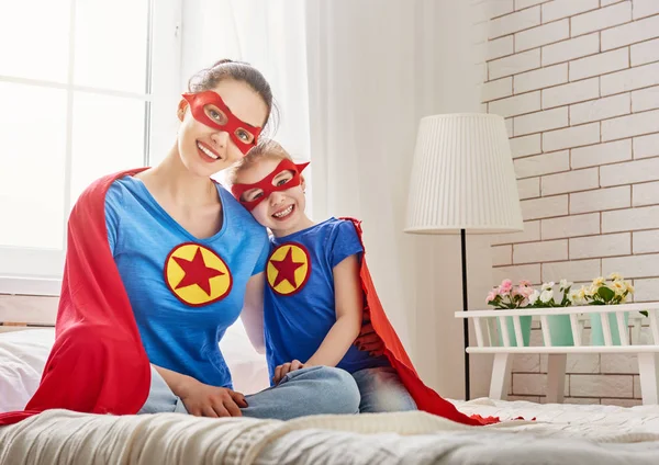 Menina e mãe em trajes de super-herói — Fotografia de Stock