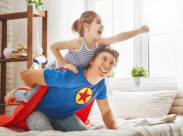 Father and daughter play — Stock Photo, Image