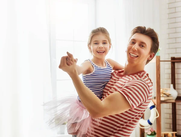 Father and daughter play — Stock Photo, Image