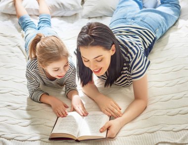 Annesi bir kitap okuma